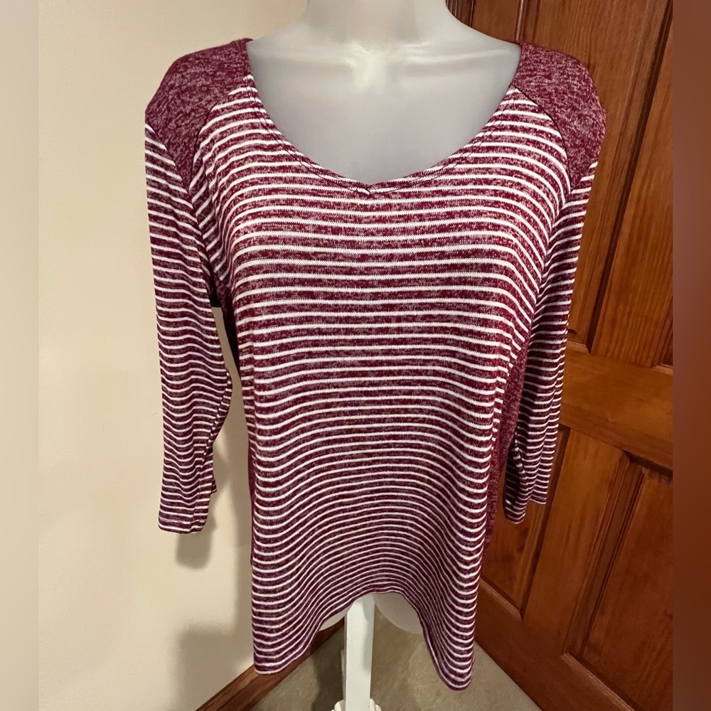 New, NWOT, Forever Jade Women’s Top Burgundy & White Size Large
